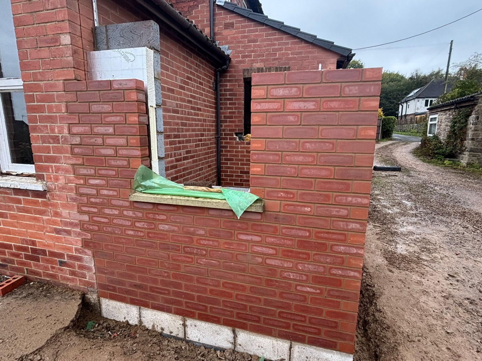 Extension brickwork with window openings, insulated cavity and concrete lintels