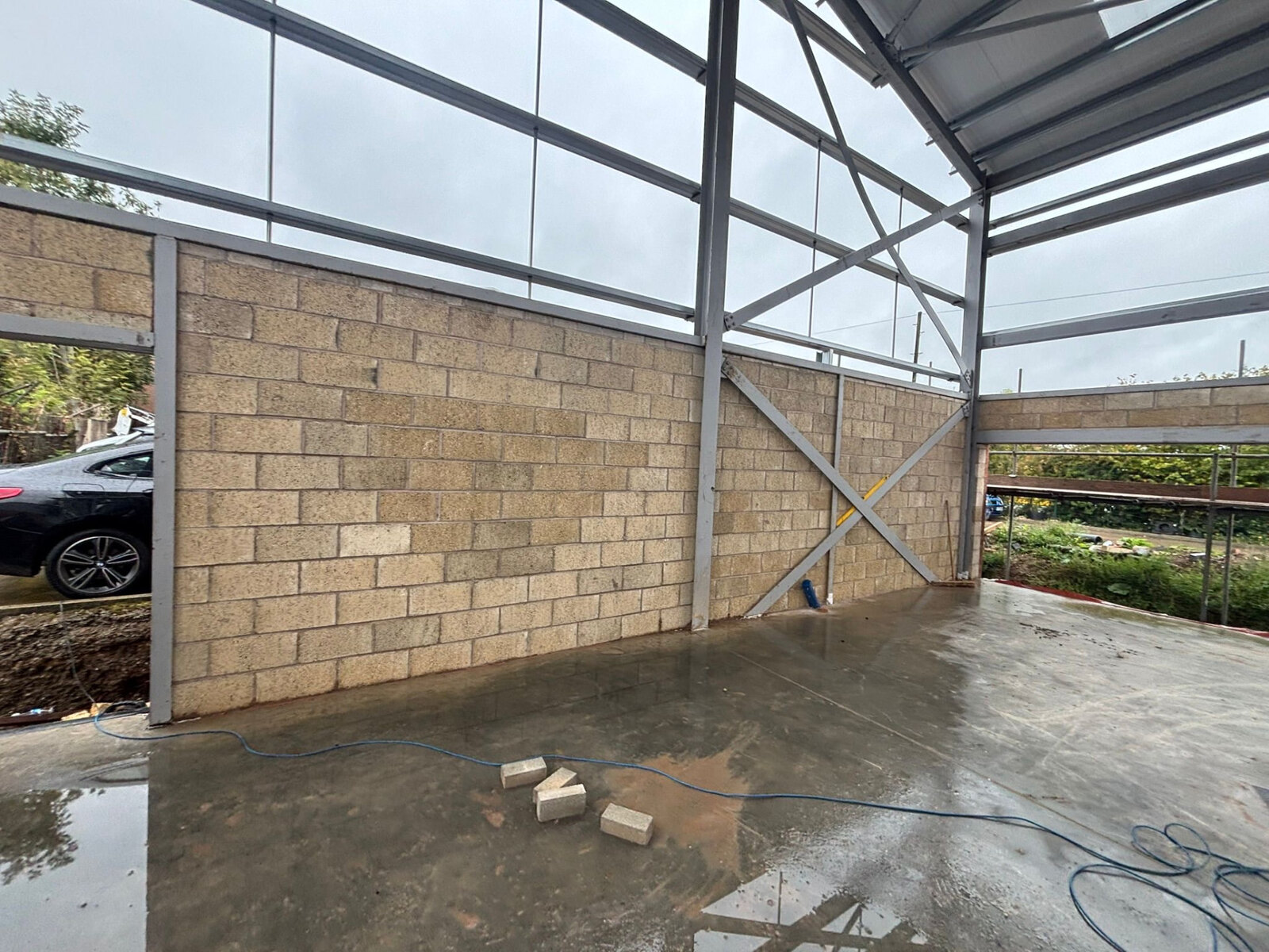 Internal blockwork bay walls built to a steel portal frame commercial unit